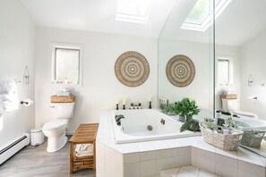 Badewanne, Whirlpool, Haartrockner, Handtücher