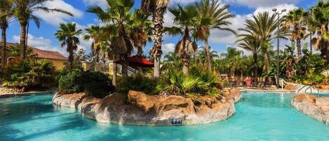 Una piscina al aire libre, una piscina climatizada