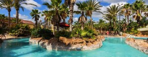 Zona de piscina con palmeras, un edificio de techo rojo y un letrero que dice "3 FL".