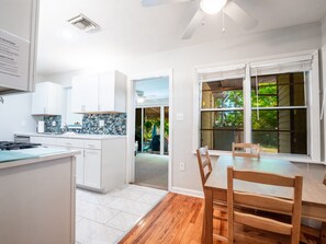 Fridge, microwave, oven, stovetop - Clearwater private home with pool - 4 miles from beach. Sleeps 7, 2 bed, 1+ bath (Clearwater)