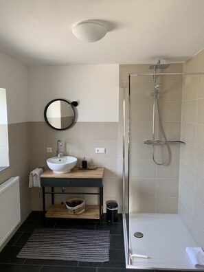 Douche, sèche-cheveux, serviettes fournies, savon