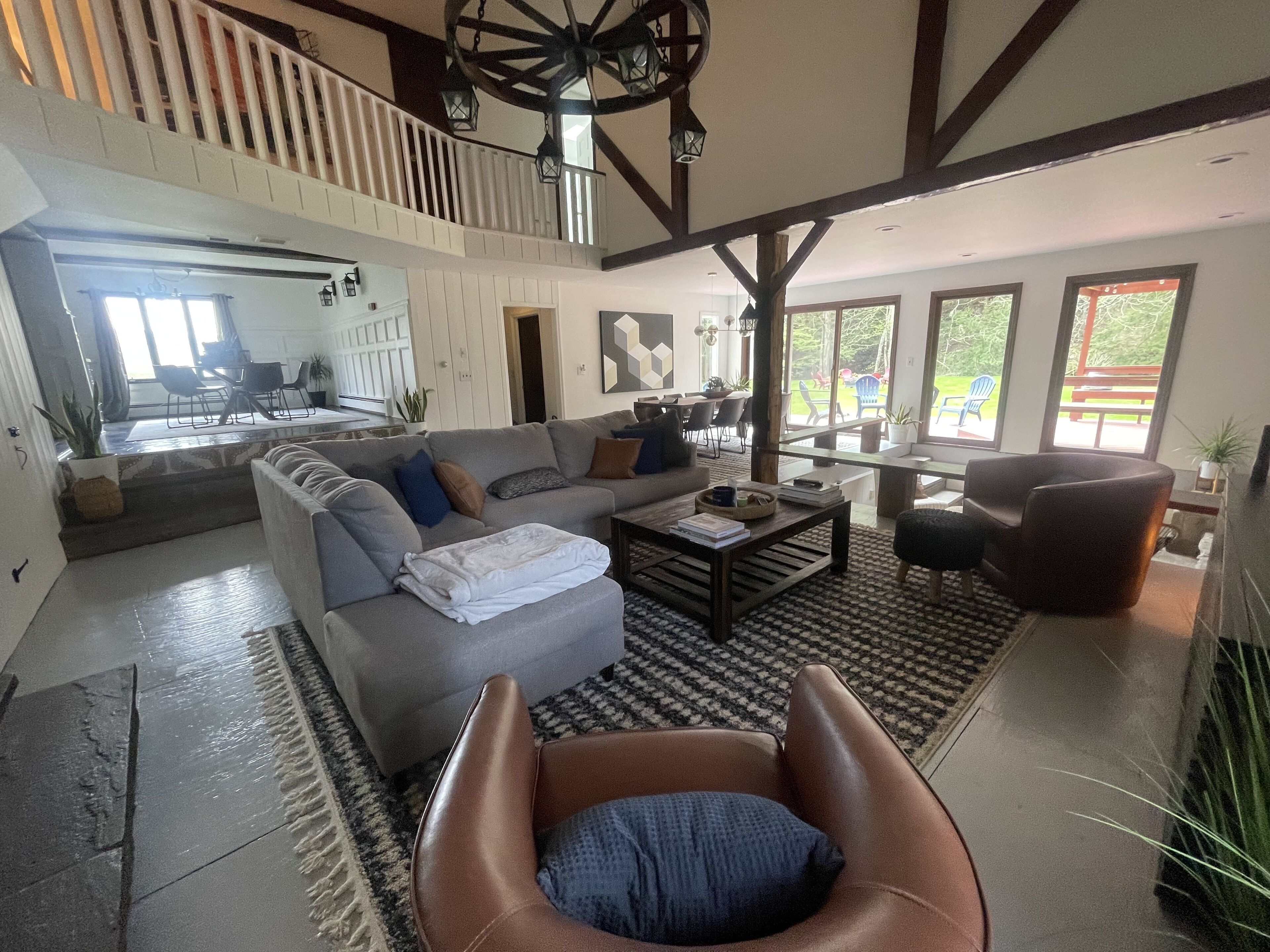 Smart-tv, eldstad, dvd-spelare och ett bordtennisbord