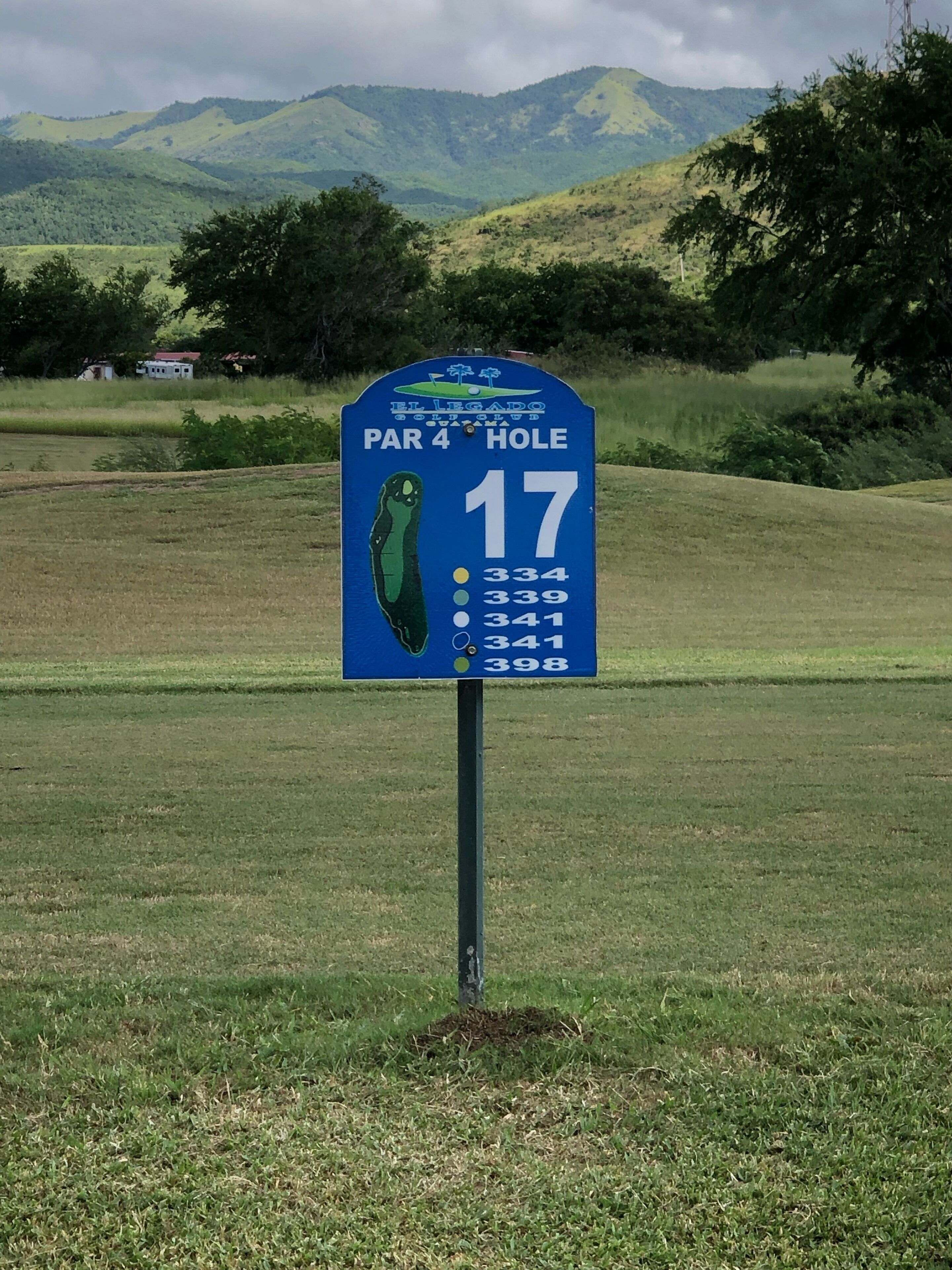 En skylt vid ett golfhål som visar hålnummer 17 och avståndet till greenen.