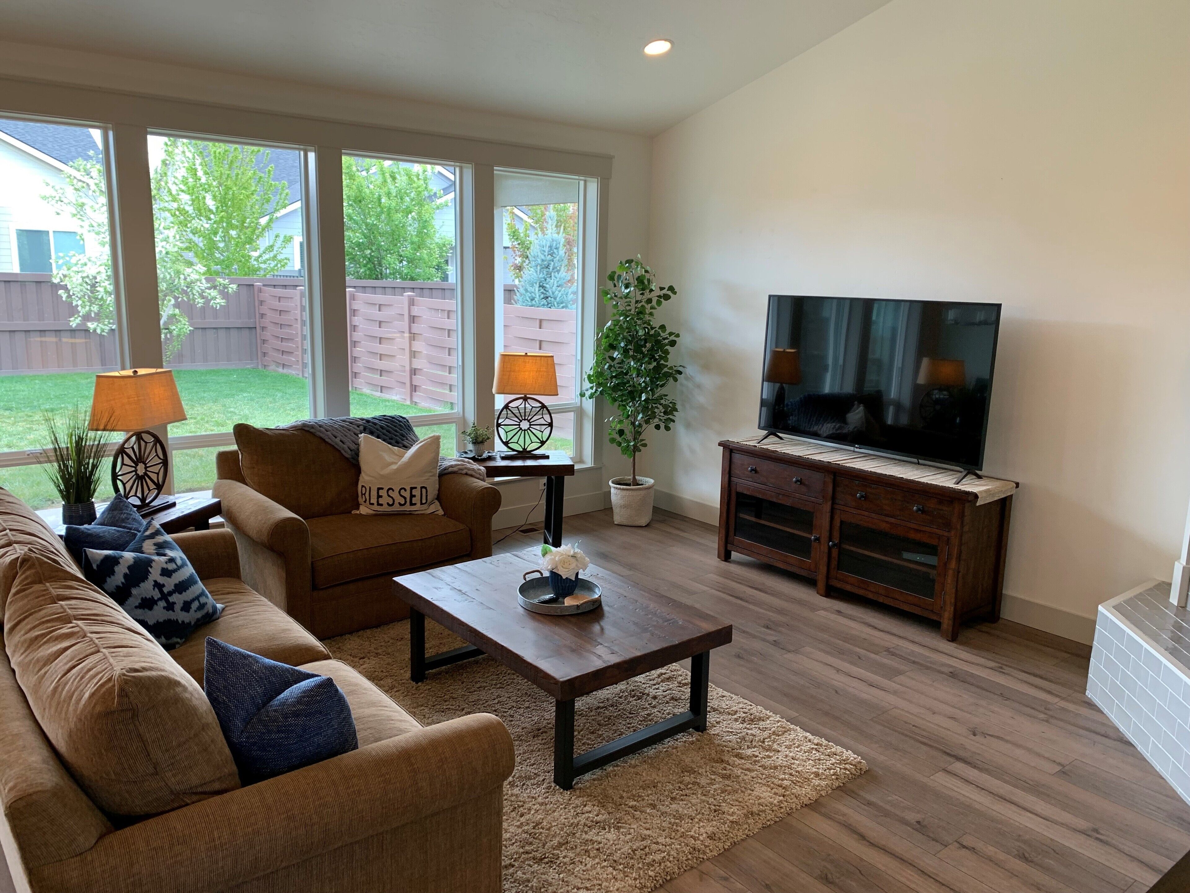 BOISE Area - beautifully staged Hillsdale Creek home minutes from the YMCA!
