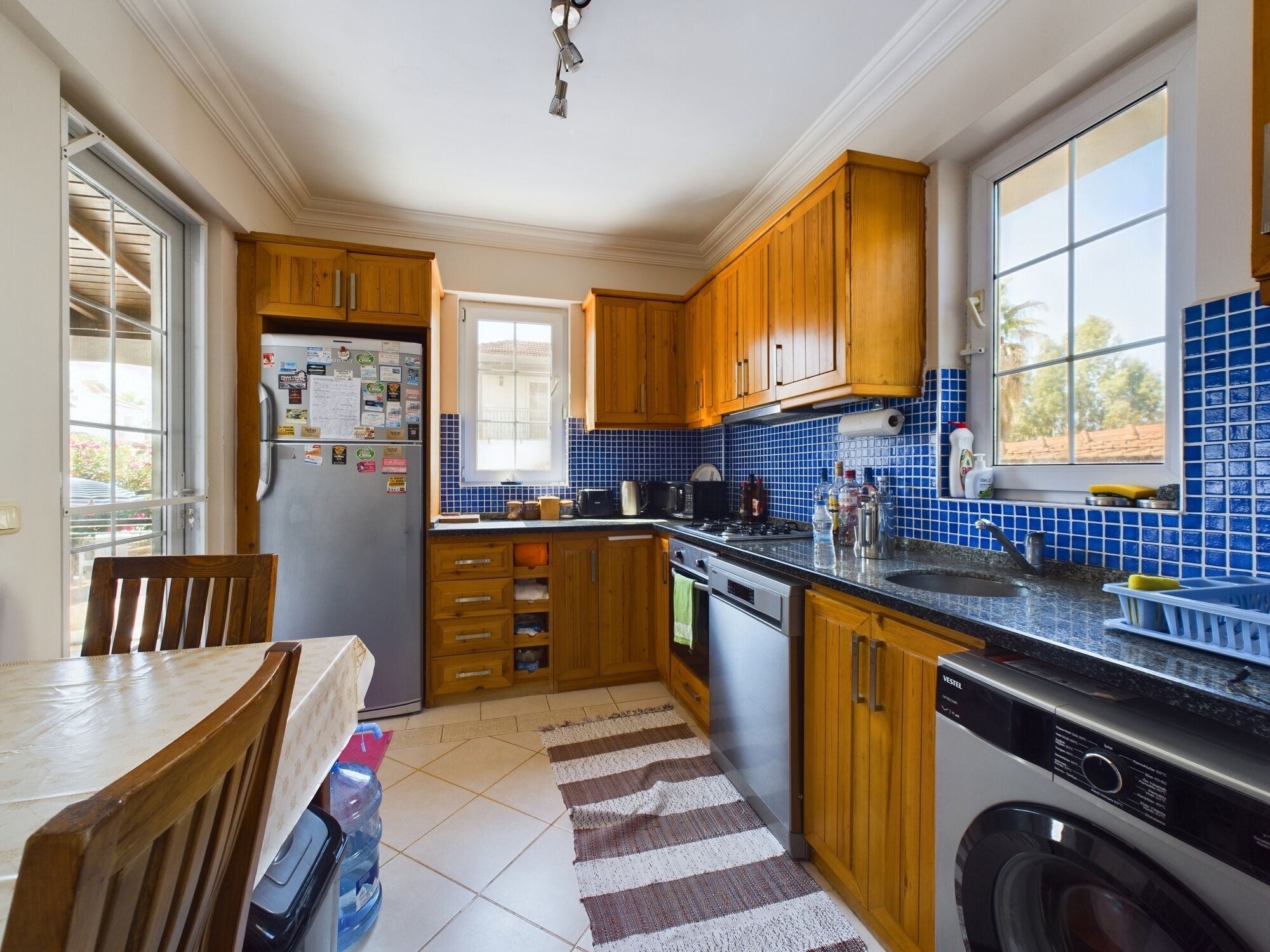 Microwave, dishwasher, coffee/tea maker, cookware/dishes/utensils