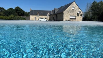 Una piscina al aire libre, una piscina climatizada