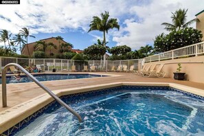 Beheizter Pool, geöffnet von 08:30 Uhr bis 22:00 Uhr, Sonnenschirme