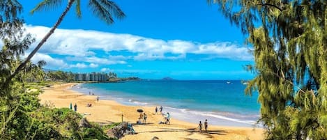 Una playa cerca, sillas reclinables de playa, toallas de playa