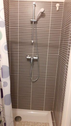 Badewanne, Haartrockner, Handtücher, Toilettenpapier