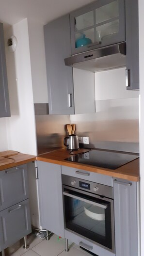 Fridge, microwave, oven, stovetop - Luxury apartment (Aubervilliers)