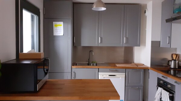 Fridge, microwave, oven, stovetop - Luxury apartment (Aubervilliers)