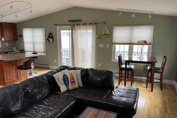 Comfortable, spacious LR