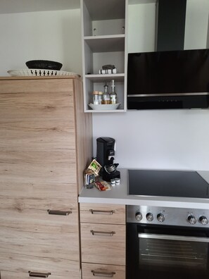 Kühlschrank, Herdplatte, Geschirrspüler