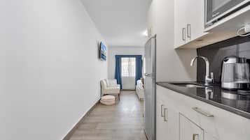 Design Studio Suite | Private kitchen | Full-size fridge, microwave, coffee/tea maker, electric kettle
