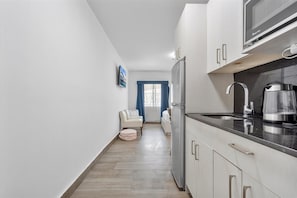 Design-Studiosuite | Eigene Küche | Großer Kühlschrank, Mikrowelle, Wasserkocher mit Kaffee-/Teezubehör