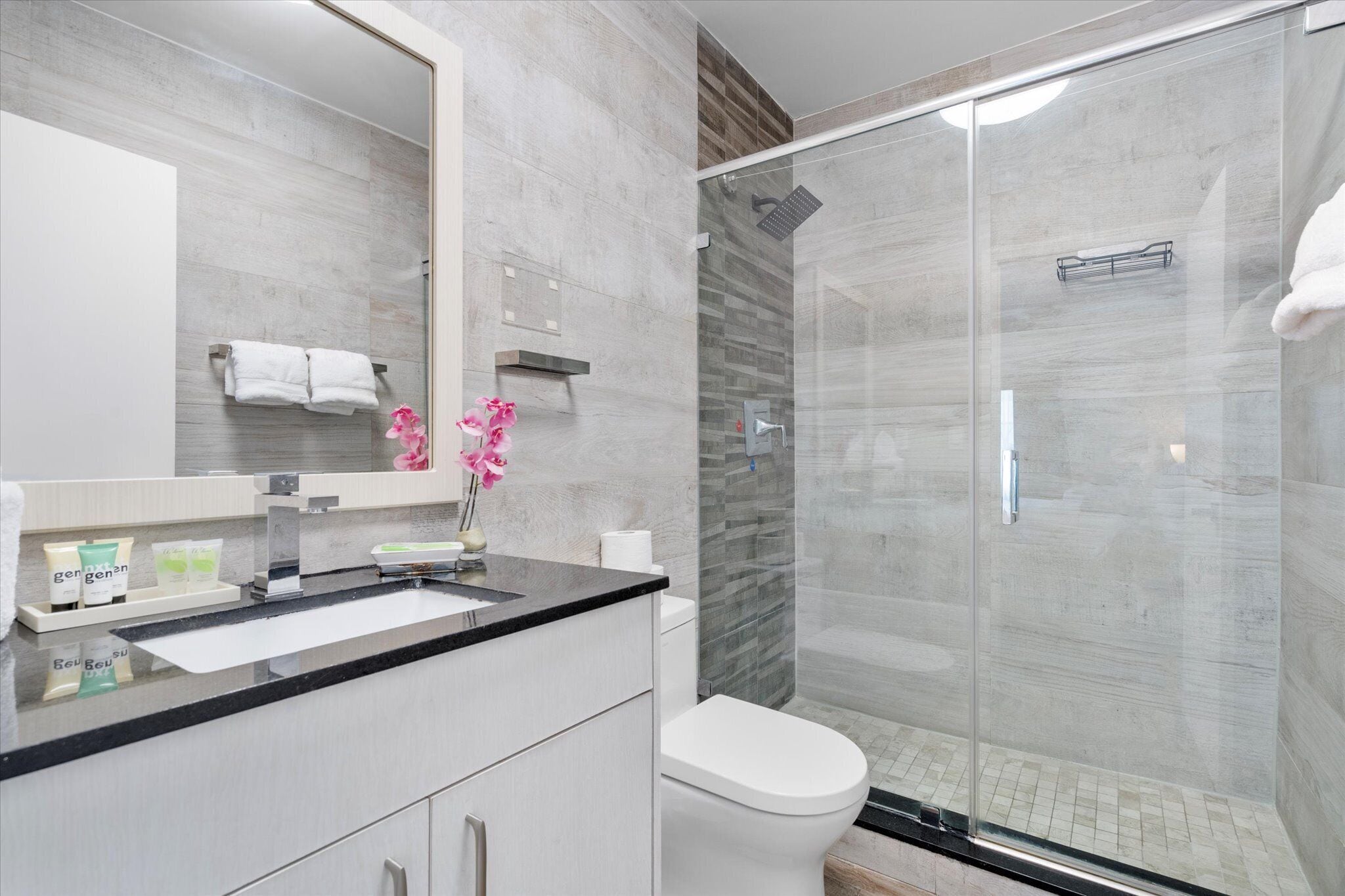 Deluxe Suite | Bathroom | Shower, designer toiletries, hair dryer, towels