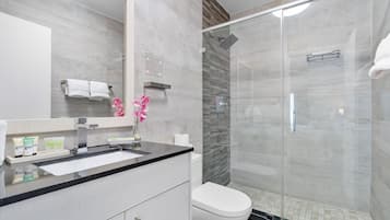 Deluxe Suite | Bathroom | Shower, designer toiletries, hair dryer, towels