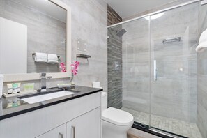 Deluxe Suite | Bathroom | Shower, designer toiletries, hair dryer, towels - Casa Pellegrino (Hollywood)