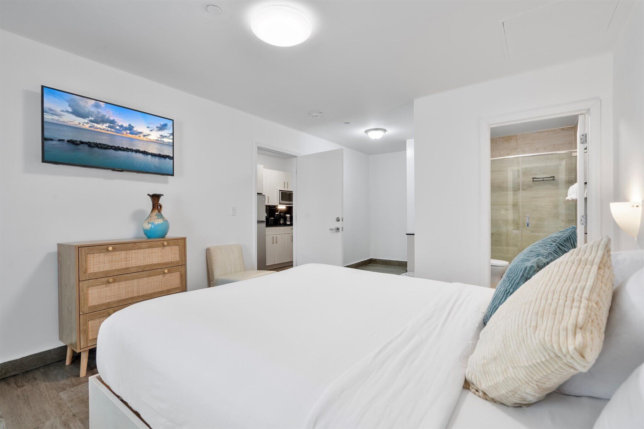 Ropa de cama de alta calidad y caja de seguridad en la habitación 