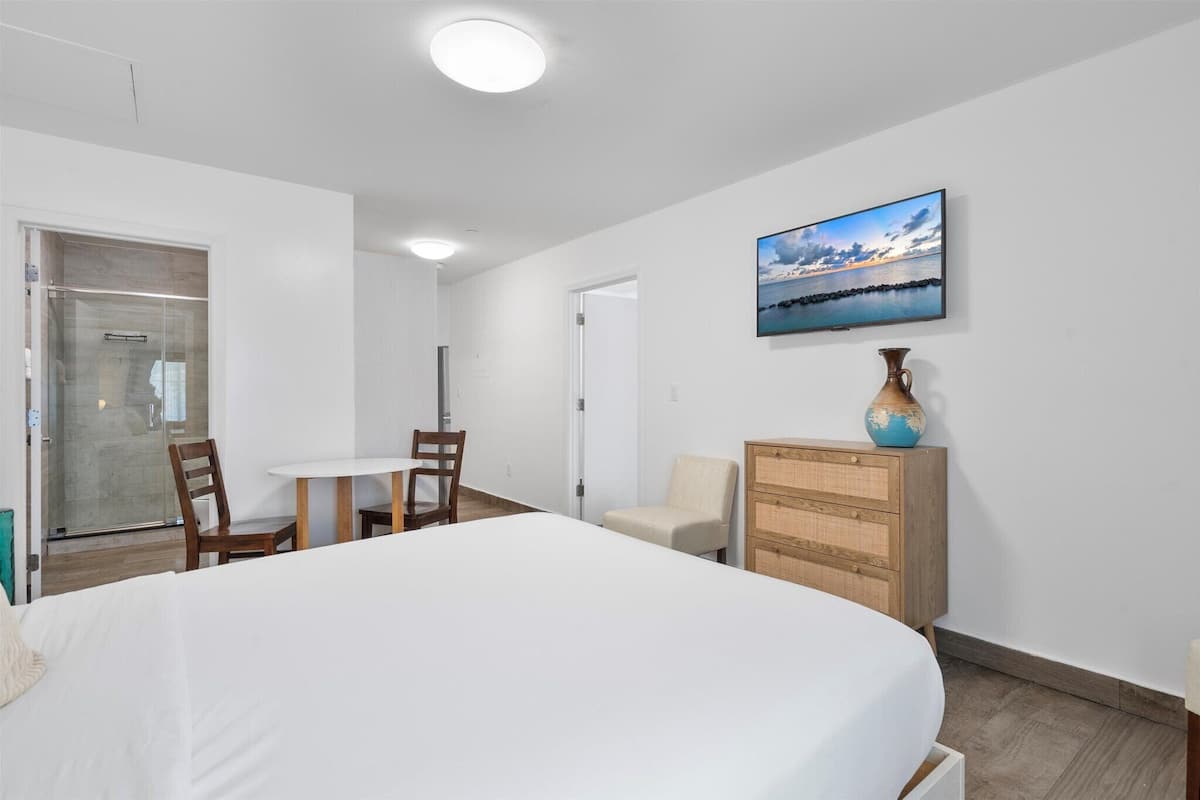 Deluxe Suite | 1 bedroom, premium bedding, in-room safe, individually furnished