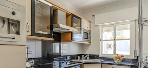 Een koelkast, een magnetron, een oven, een kookplaat