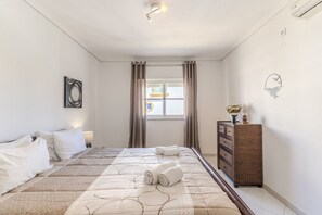 Iron/ironing board, free WiFi, bed sheets