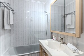 Bathtub, hair dryer, soap, shampoo - #075 T1 Solar by Home Holidays (Albufeira)