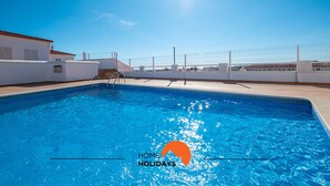 A swimming pool with a clear blue sky and a sun in the background. - #075 T1 Solar by Home Holidays (Albufeira)