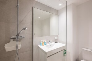Dusche, Haartrockner, Seife, Shampoo