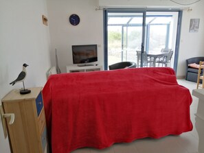 1 slaapkamer, een strijkplank/strijkijzer, beddengoed