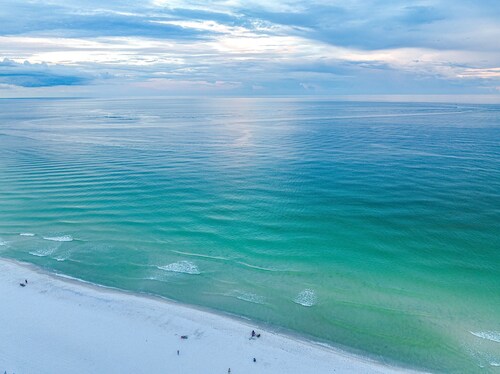 Summer Beach Getaway! Private HEATED pool, walk to beach! 2 king BR!