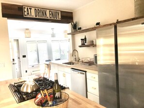 Wasserkocher mit Kaffee-/Teezubehör, Kühlschrank, Mikrowelle, Ofen