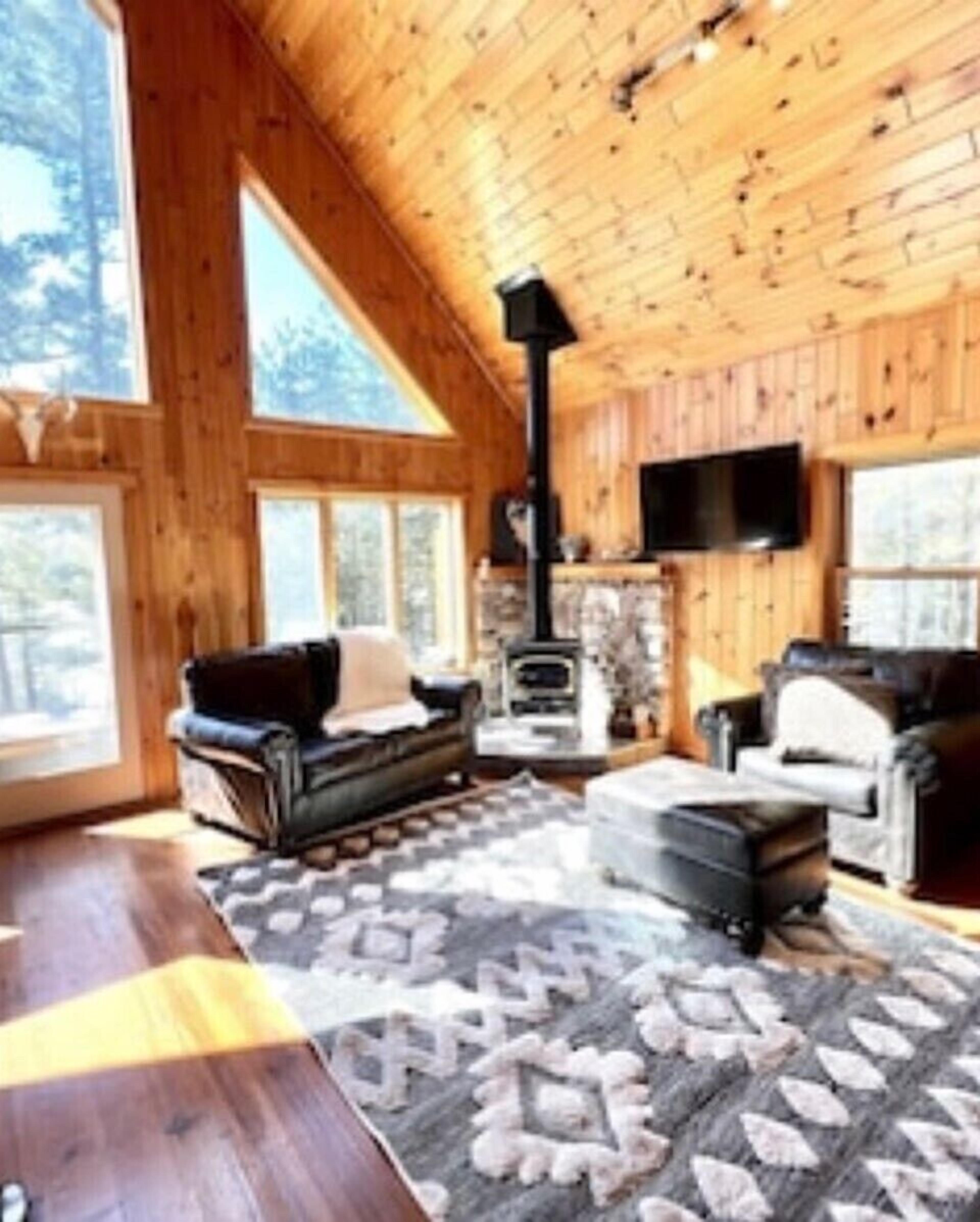 Family friendly lakefront cabin with 140 ft of clear, sandy frontage.
