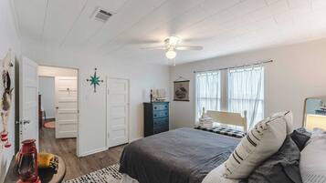 3 makuuhuonetta, työpöytä, silitysrauta/-lauta, vauvan matkasänky