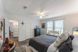 3 bedrooms, desk, iron/ironing board, travel cot - Affordable / conveniently located/pets OK (Port St. Joe)