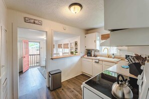 Fridge, microwave, oven, stovetop - Affordable / conveniently located/pets OK (Port St. Joe)