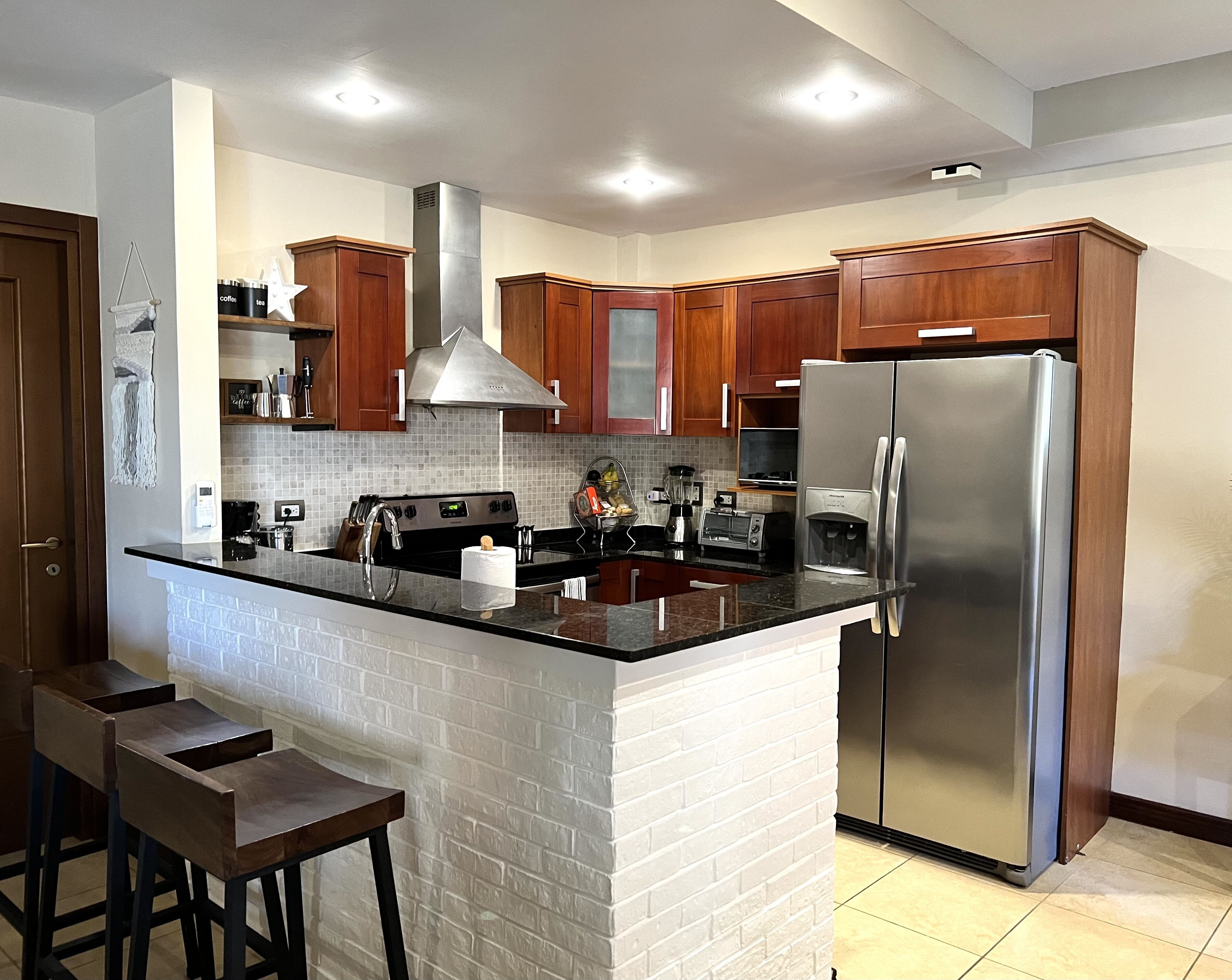 Kjøleskap, mikrobølgeovn, ovn og kokeplater