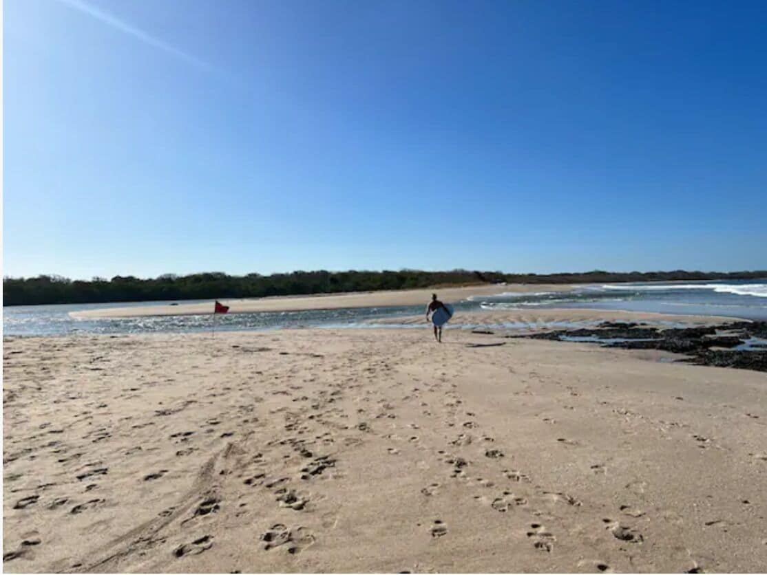 Nær stranden, solsenger og strandhåndklær