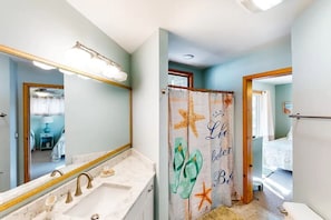 Ensemble baignoire-douche, séchoir à cheveux, serviettes fournies, savon