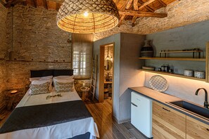 1 bedroom, desk, WiFi