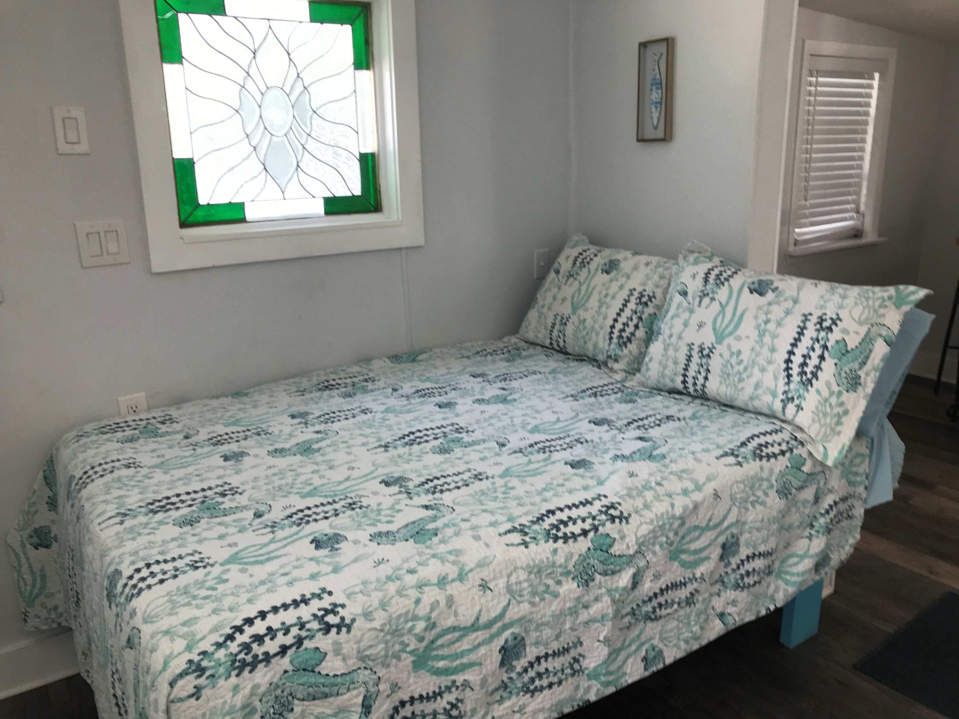 Studio Cottage on quiet road in Beautiful Bayport.