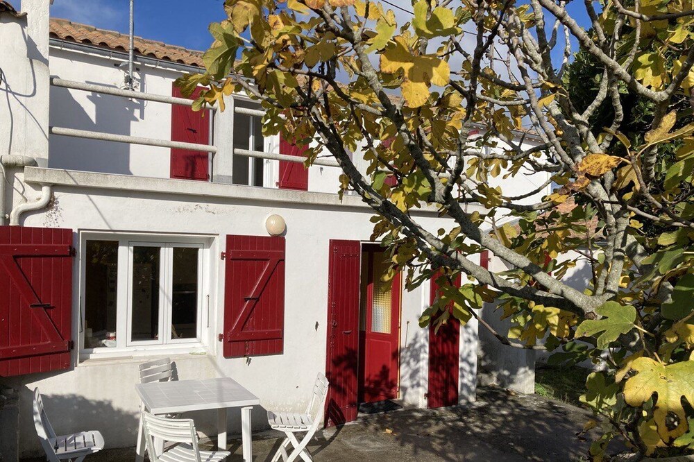 House 300m walk from the beach, the port of La Cotiniere and shops