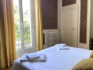 5 chambres, fer et planche à repasser, lit de bébé portatif