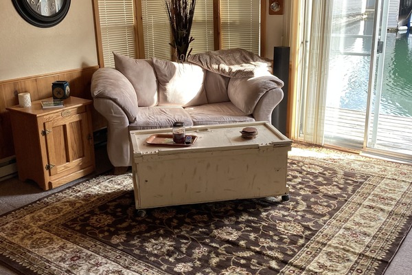 Smart TV, caminetto, impianto stereo