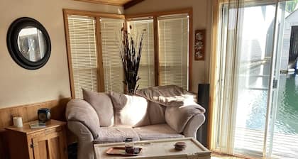 Cozy Float House in Bayview Idaho