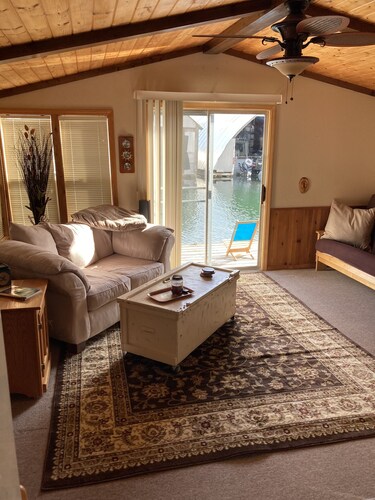 Cozy Float House in Bayview Idaho