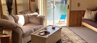 Cozy Float House in Bayview Idaho