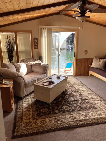 Cozy Float House in Bayview Idaho