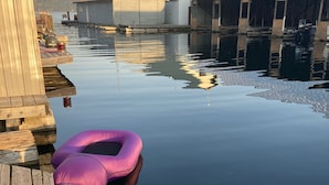 Een rustig waterlichaam met drijvende ringen en een houten steiger.