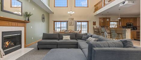 Una Smart TV, una chimenea, videojuegos, un reproductor estéreo